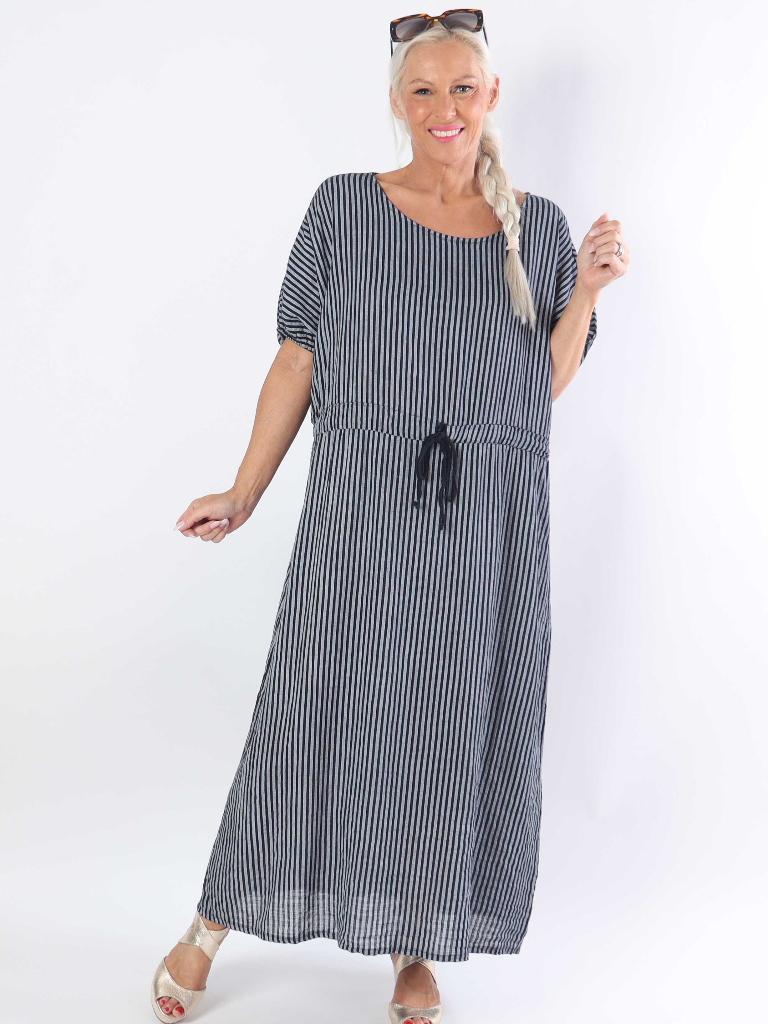 Ellie - Lang plus size kjole med striber og bindebånd